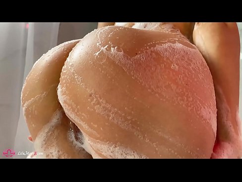 ❤️ Brunetka masturbuje kundičku s vibrátorom až do intenzívneho orgazmu v sprche ️ Šukanie na nás sk.mrpornogratis.ru ❌❤